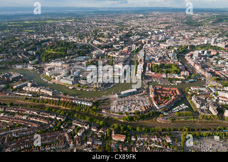 Vue aérienne de Bristol montrant le front, amphithéâtre avec Severn Bridge et le Pays de Galles dans la distance Banque D'Images