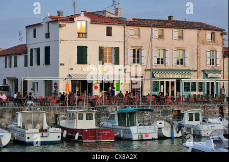 Les bateaux de plaisance et les touristes au café de la chaussée dans le port à la Flotte-en-Ré / La Rochelle, Ile de Ré, Charente-Maritime, France Banque D'Images