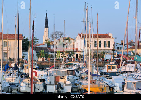 Le noir et blanc tour de l'église et la voile bateaux du port, à Ars-en-Ré sur l'île Ile de Ré, Charente-Maritime, France Banque D'Images