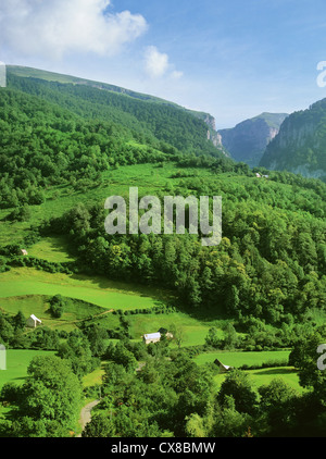 Les Pyrénées à la frontière de l'Espagne la France vue du passage entre l'Espagne et la france Banque D'Images