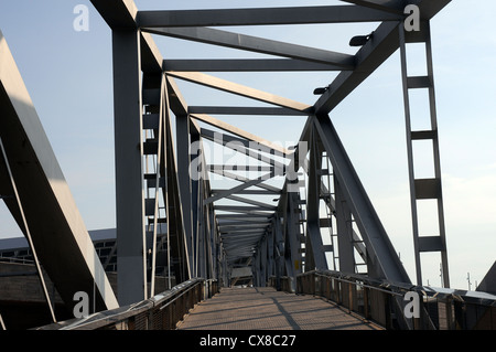 Pont de fer métallique sur le Forum de Barcelone Banque D'Images