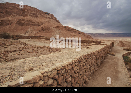 Un mur de pierre dans un camp romain ; District Sud Massada Israël Banque D'Images