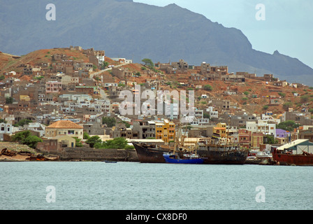 Praia, Santiago, Cap Vert. Construction rapide se produit dans la région de Praia, la capitale des îles du Cap Vert. Banque D'Images