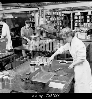 Angleterre, années 1950. Les travailleurs hommes et femmes dans une usine à peinture, de pesée et de mélange de peinture. Banque D'Images