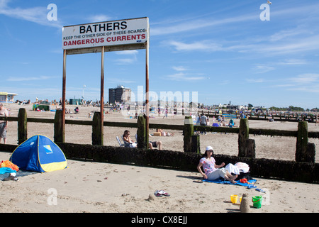 Un panneau d'avertissement pour les courants dangereux sur la plage de Littlehampton, West Sussex Banque D'Images