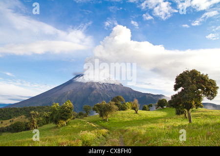 L'éruption du volcan Tungurahua au lever du soleil avec un clowd de fumée Banque D'Images