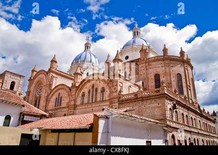 Nouvelle Cathédrale à Cuenca en Équateur, avec ciel bleu Banque D'Images