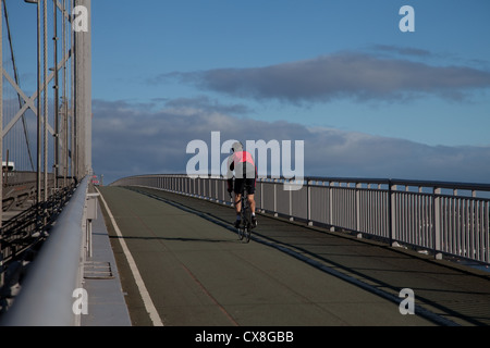 Faire du vélo à travers Forth Road Bridge Banque D'Images