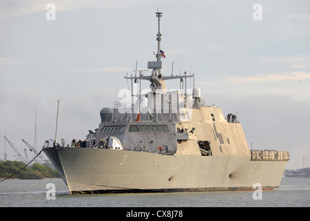 Galveston, Texas (sept. 17, 2012) la liberté-classe de navire de combat littoral pré-mise en service (PCU) Fort Worth (lcs 3) arrive à Galveston, Texas, pour sa cérémonie de mise en service sept. 22. fort worth va procéder à son port d'attache à San Diego après la mise en service. Banque D'Images