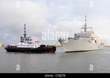 Galveston, Texas (sept. 17, 2012) la liberté-classe de navire de combat littoral pré-mise en service (PCU) Fort Worth (lcs 3) arrive à Galveston, Texas, pour sa cérémonie de mise en service sept. 22. fort worth va procéder à son port d'attache à San Diego après la mise en service. Banque D'Images