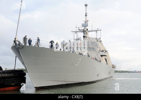 Galveston, Texas (sept. 17, 2012) la liberté-classe de navire de combat littoral pré-mise en service (PCU) Fort Worth (lcs 3) arrive à Galveston, Texas, pour sa cérémonie de mise en service sept. 22. fort worth va procéder à son port d'attache à San Diego après la mise en service. Banque D'Images