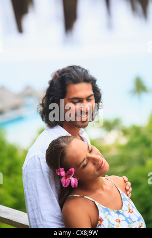 Un couple dans l'amour à Bora Bora Nui Resort And Spa ; l'île de Bora Bora archipel de la société Polynésie Française du Pacifique Sud Banque D'Images