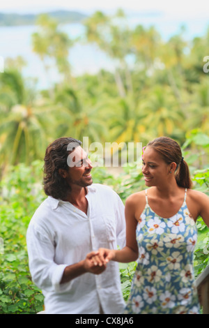 Un couple dans l'amour à Bora Bora Nui Resort And Spa ; l'île de Bora Bora archipel de la société Polynésie Française du Pacifique Sud Banque D'Images