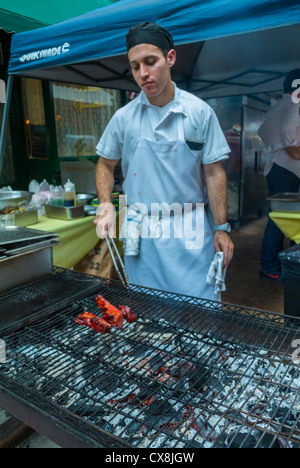 New York, NY, USA, Chef, la Petite Italie, zone San Genarro Italian Food Festival de Rue, stands sur Mulberry Street. Man Grilling viande sur un grill extérieur Banque D'Images