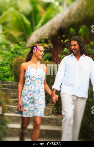 Un homme et une femme tenir la main et marcher à travers le bora bora nui resort and spa;l'île de Bora Bora du pacifique sud Banque D'Images