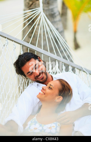 Un homme et une femme dans un hamac au bora bora nui resort and spa;l'île de Bora Bora archipel de la société polynésie française du Pacifique sud Banque D'Images