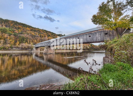 Les Cornish-Windsor Bridge sur la rivière Connecticut dans le New Hampshire est le plus long pont couvert en bois aux États-Unis Banque D'Images