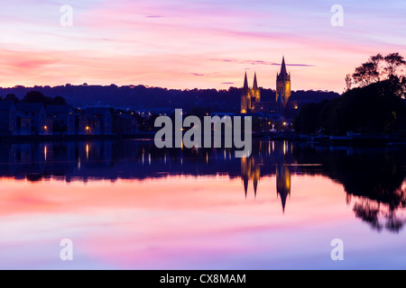 Vue sur la rivière au coucher du soleil de Malpas avec Truro cathédrale en arrière-plan. Banque D'Images