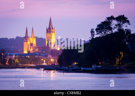 Vue sur la rivière au coucher du soleil de Malpas avec Truro cathédrale en arrière-plan. Banque D'Images