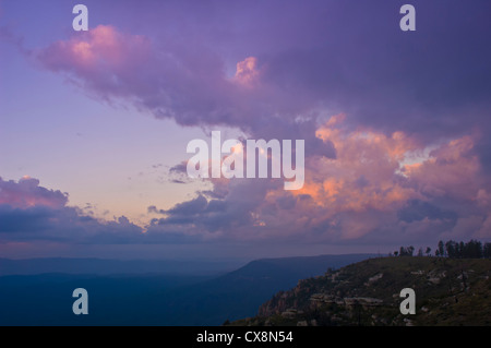 Vue d'en haut/bord de la Mogollon Rim/Plateau au lever du soleil dans le centre de l'Arizona. Banque D'Images