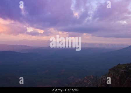 Vue d'en haut/bord de la Mogollon Rim/Plateau au lever du soleil dans le centre de l'Arizona. Banque D'Images