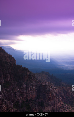 Vue d'en haut/bord de la Mogollon Rim/Plateau au lever du soleil dans le centre de l'Arizona. Banque D'Images