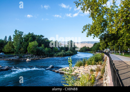 La rivière Truckee, au centre-ville de Reno au Nevada Banque D'Images