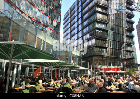 Terrasse du café dans le Sony Center Berlin Allemagne Banque D'Images