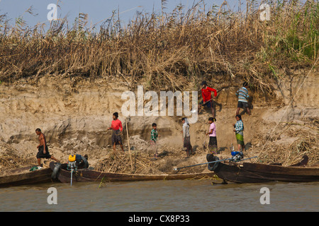 La récolte du sable le long des rives de la rivière Irrawaddy - MANDALAY, MYANMAR Banque D'Images