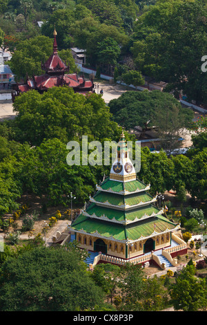 MOLMI PAYA possède un beau toit vert et est construit de style pagode - MINGUN, MYANMAR Banque D'Images