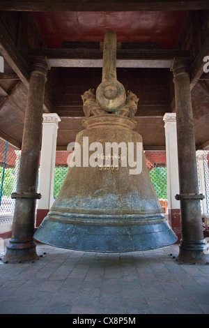 En 1808 le roi Bodawpaya jeté cette cloche en bronze de 90 tonnes a appelé la cloche de MINGUN - MINGUN, MYANMAR Banque D'Images