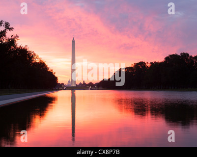 Le lever du soleil à l'aube reflète Washington Monument dans la piscine réfléchissante près du Lincoln Memorial, États-Unis avec un ciel rouge Banque D'Images