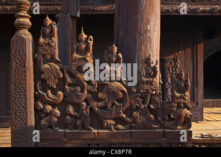 Des sculptures sur le KYAUNG SHWE IN BIN connu comme le monastère en teck et construit en 1895 - MANDALAY, MYANMAR Banque D'Images