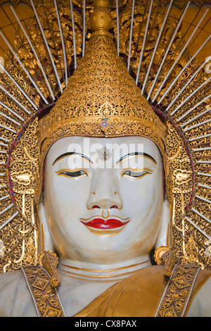 Achevé en 1878 le KYAUKTAWGYI PAYA abrite une statue de Bouddha en marbre de 900 tonnes - MANDALAY, MYANMAR Banque D'Images