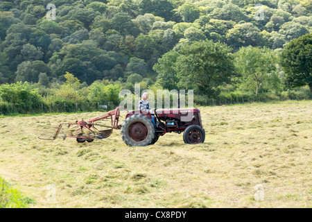 BUTTERMERE, ANGLETERRE - 5 SEPTEMBRE : battage à l'aide de maïs fermier tracteur antique le 5 septembre 5, 2012. Banque D'Images