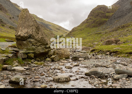 Ruisseau rocheux par route escarpée dans Honister Pass in Lake District Banque D'Images