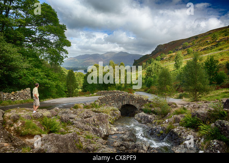 Ashness au pont en pierre traditionnelle de Lake District Banque D'Images