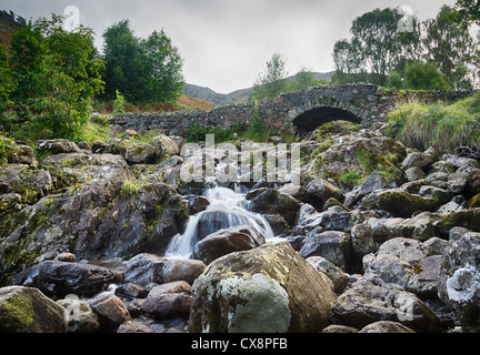 Ashness au pont en pierre traditionnelle de Lake District Banque D'Images