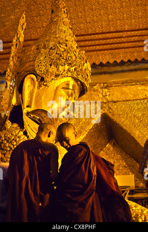 Les moines dore beaucoup vénéré Bouddha MAHAMUNI PAYA MAHAMUNI l'intérieur construit par le roi en 1784 Bodwpaya - MANDALAY, MYANMAR Banque D'Images