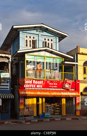 Épicerie sur la rue principale de la ville vallonnée de pyin u lwin (MAYMYO - connu sous le nom de Myanmar Banque D'Images