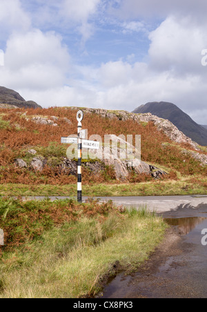 Ancien panneau routier britannique dans la région de Lake District à Wasdale ou Wastwater Banque D'Images