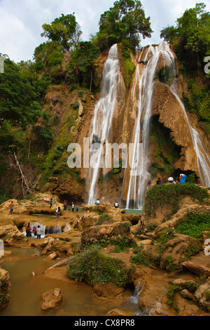 Baignade à ANISAKAN birmane tombe près de pyin u lwin (MAYMYO - également connu sous le nom de Myanmar Banque D'Images