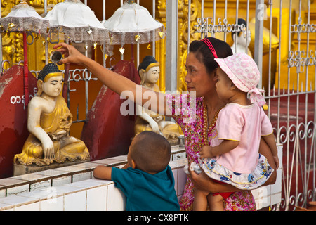 L'eau des offrandes dans un temple bouddhiste dans la ville de pyin u lwin (MAYMYO - également connu sous le nom de Myanmar Banque D'Images