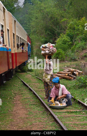 Les vendeurs de vendre la nourriture birmane aux passagers sur le train de pyin u lwin à Hsipaw - Myanmar Banque D'Images