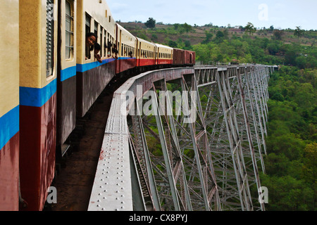 Le GIKTEIK viaduc est un pont de chemin de fer qui enjambe la gorge GOKTEIK au nord de pyin u lwin, sur la route de Hsipaw - Myanmar Banque D'Images