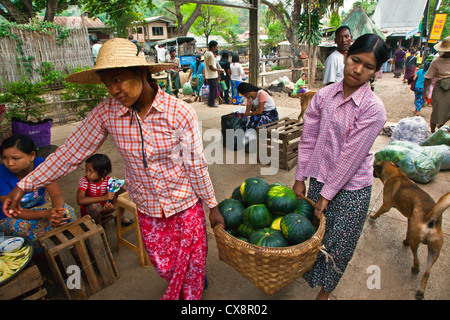 L'alimentation est vendu à une station de train sur la route de pyin u lwin à Hsipaw - Myanmar Banque D'Images