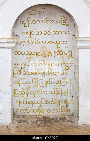 L'Écriture birmane à l'intérieur d'un stupa - HSIPAW, MYANMAR Banque D'Images