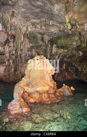 Rocher en forme de tête de lion dans une grotte marine, Crète, Grèce Banque D'Images