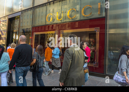 New York, NY, États-Unis, Crowd People Shopping, scènes de rue, marques de mode de luxe, magasins, Gucci, sur la Cinquième Avenue, Manhattan , boutique avant, étiquettes de mode, marche urbaine, shopping luxe New york Banque D'Images