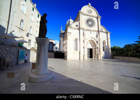 Square près de cathédrale de Saint James, Sibenik, Croatie, Dalmatie Banque D'Images